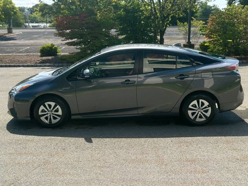 Used 2017 Toyota Prius Three FWD image 4