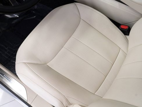 Used 2025 Land Rover Range Rover SE image 19