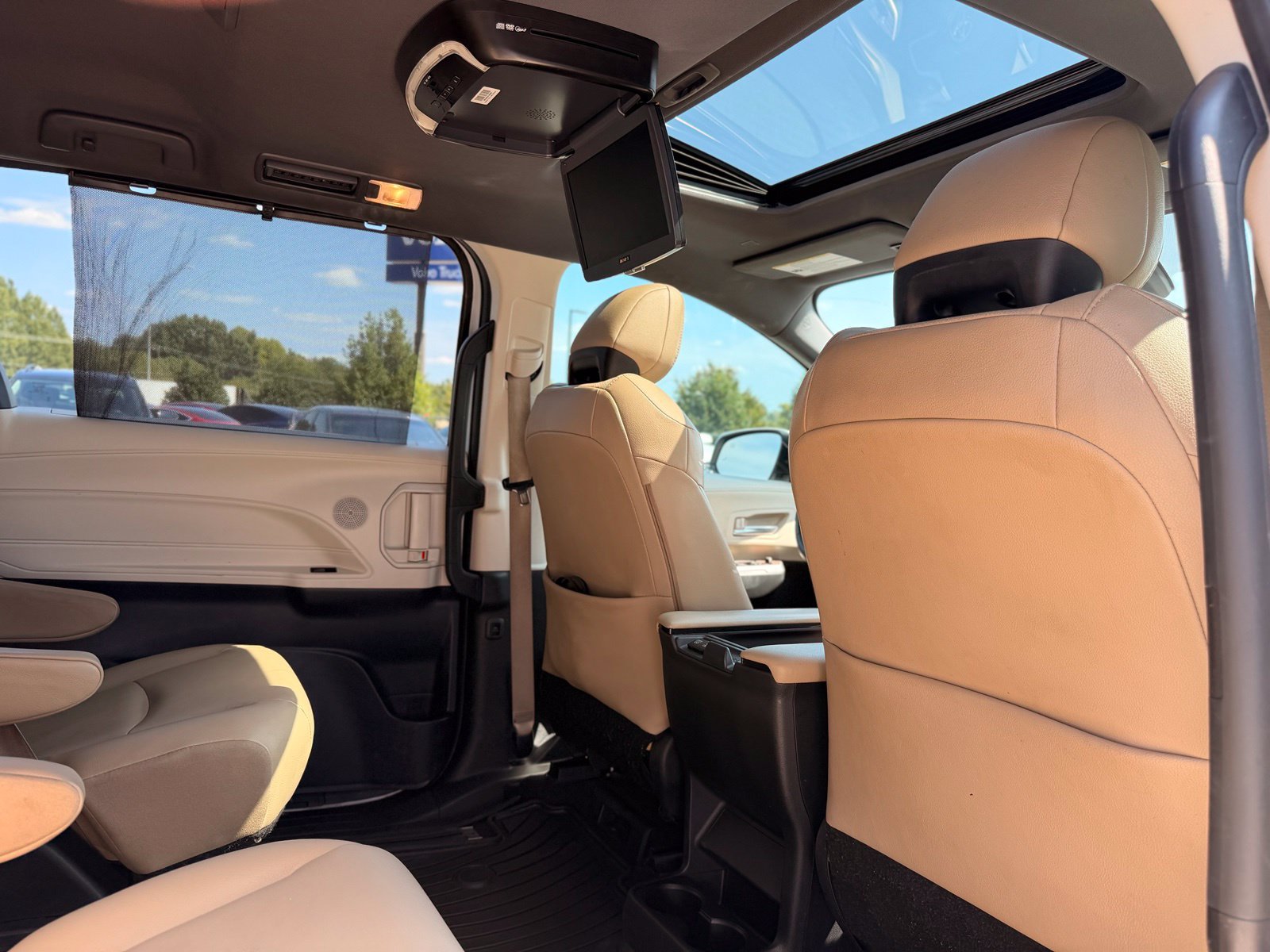 Used 2021 Toyota Sienna XLE FWD image 23