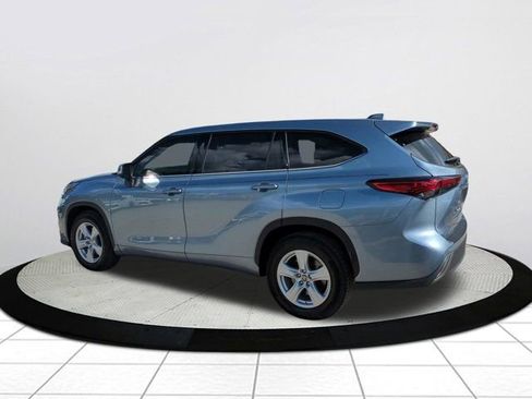 Used 2021 Toyota Highlander LE image 5