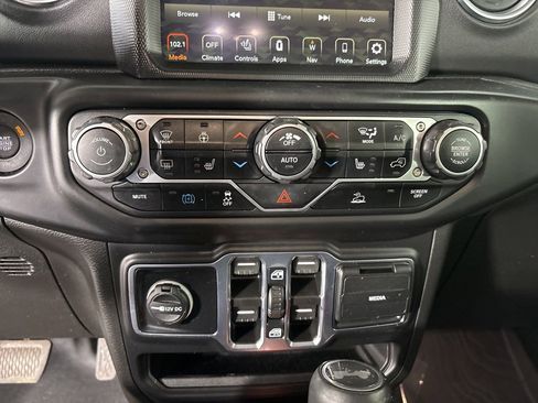 Used 2022 Jeep Wrangler Unlimited Sahara w/ Cold Weather Group AWD/4WD image 15