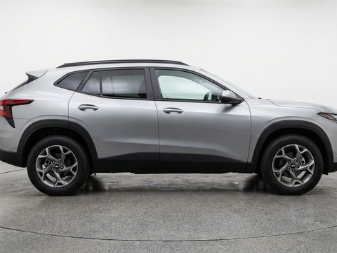 Used 2025 Chevrolet Trax LT FWD image 11