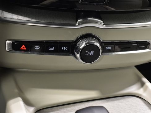 Used 2023 Volvo XC60 B5 Plus image 24