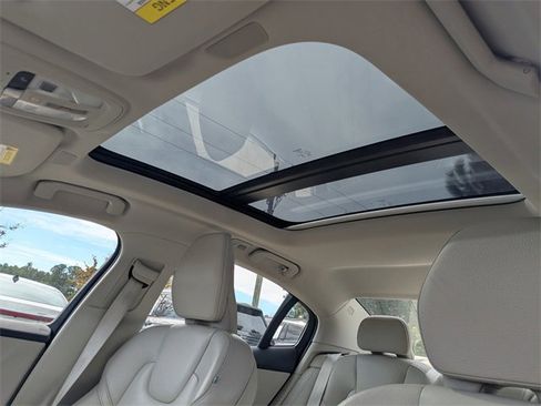 Used 2024 Volvo S60 B5 Plus image 19