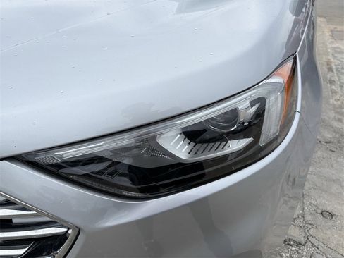 Used 2019 Ford Edge Titanium image 12