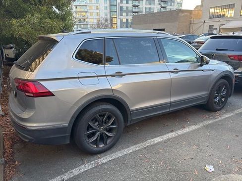 Certified 2022 Volkswagen Tiguan SE w/ Panoramic Sunroof Package image 3
