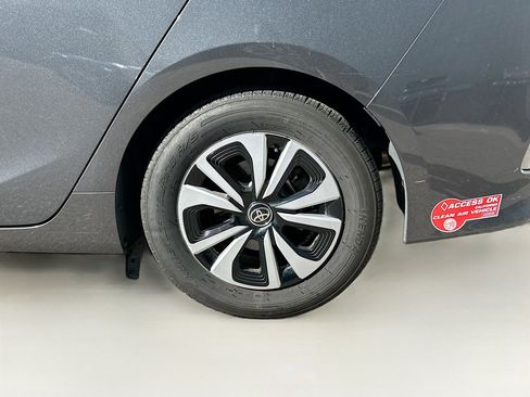 Used 2017 Toyota Prius Prime Premium image 11