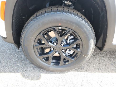 New 2025 Jeep Grand Cherokee L Altitude image 27