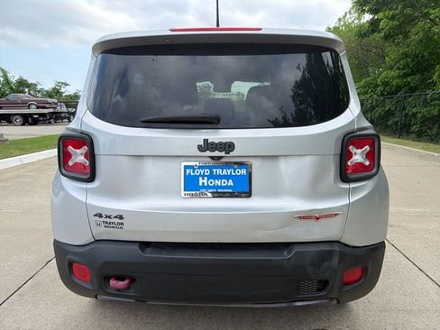 Used 2017 Jeep Renegade Trailhawk w/ Premium Trailhawk Package image 4