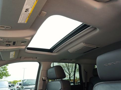 Used 2019 GMC Yukon Denali w/ Denali Ultimate Package AWD/4WD image 14