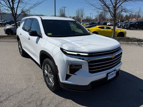 Used 2025 Chevrolet Traverse LT image 7