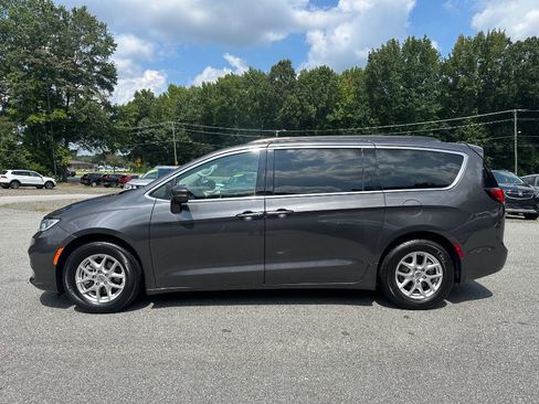 Used 2022 Chrysler Pacifica Touring-L FWD image 4