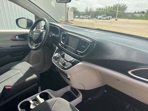 Used 2018 Chrysler Pacifica L FWD image 15