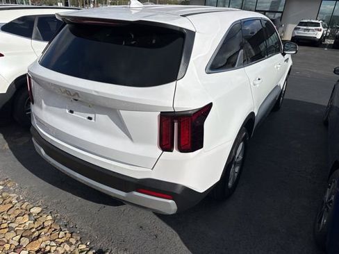 Used 2025 Kia Sorento LX image 4