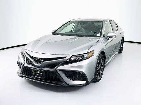 Used 2024 Toyota Camry SE image 3