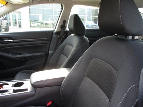 Used 2025 Nissan Altima 2.5 SV FWD image 14