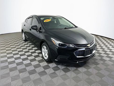 Used 2018 Chevrolet Cruze LT w/ Convenience Package FWD image 3