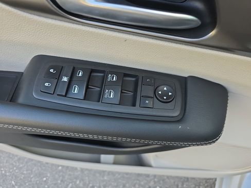Used 2024 Chrysler Pacifica Touring-L FWD image 29