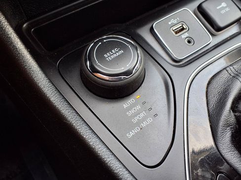 Used 2022 Jeep Cherokee Limited AWD/4WD image 10
