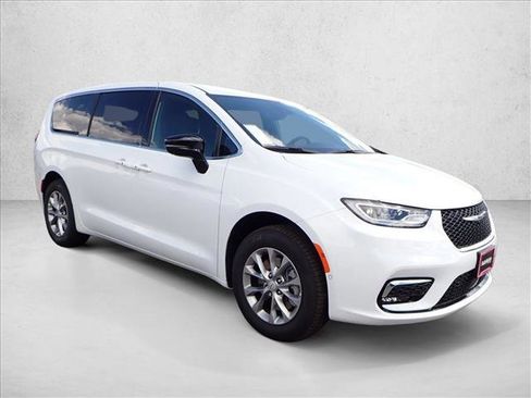 New 2026 Chrysler Pacifica Select image 6