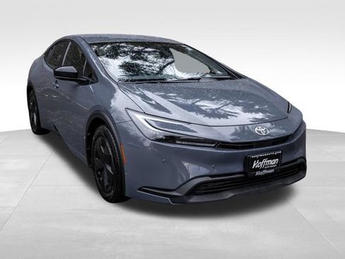 Used 2025 Toyota Prius LE FWD image 2