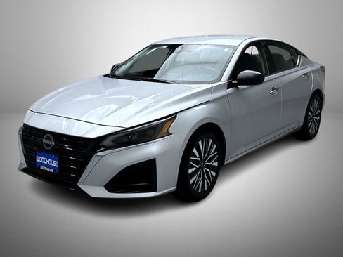 Used 2024 Nissan Altima 2.5 SV image 1