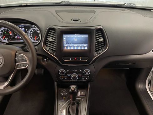 Used 2021 Jeep Cherokee Latitude Plus AWD/4WD image 30