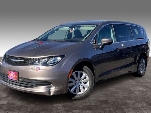 Used 2018 Chrysler Pacifica L image 1