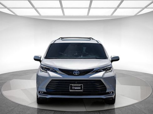 Used 2025 Toyota Sienna Platinum AWD/4WD image 6