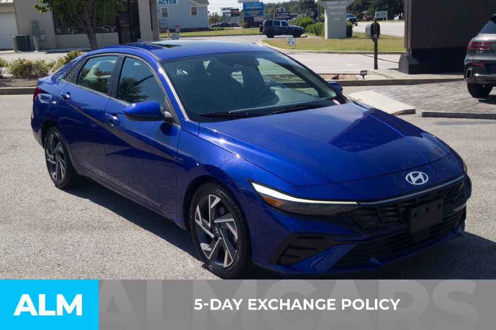 Certified 2025 Hyundai Elantra SEL FWD image 3