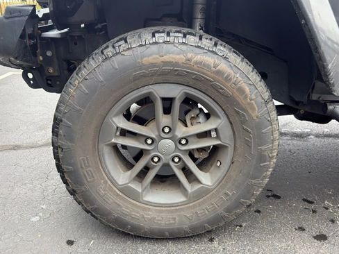 Used 2017 Jeep Wrangler Unlimited Sahara AWD/4WD image 7
