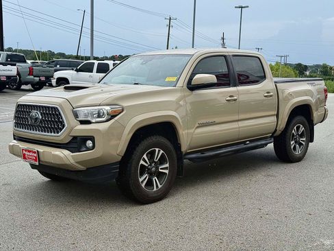 Used 2018 Toyota Tacoma TRD Sport RWD image 2