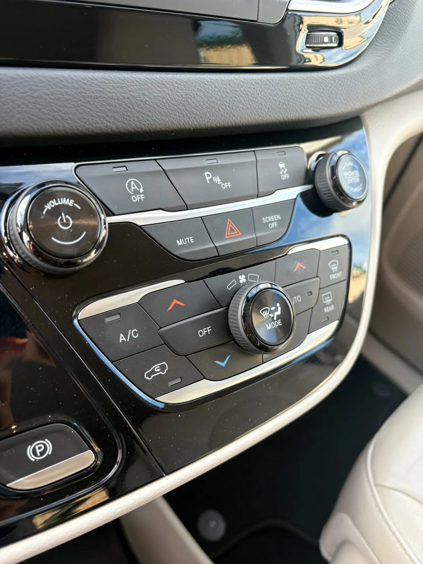 Used 2018 Chrysler Pacifica Touring-L FWD image 22