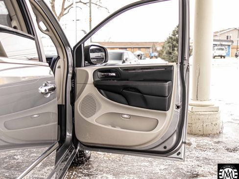 Used 2015 Chrysler Town & Country Touring-L w/ Driver Convenience Group image 28