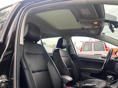 Used 2016 Volkswagen Golf SE image 16