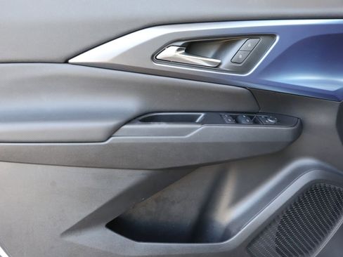 Used 2025 Chevrolet Equinox EV LT w/ Convenience Package image 9