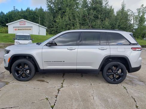 Used 2023 Jeep Grand Cherokee Altitude AWD/4WD image 6