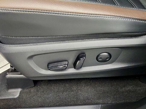 Used 2025 Nissan Pathfinder Platinum AWD/4WD image 12