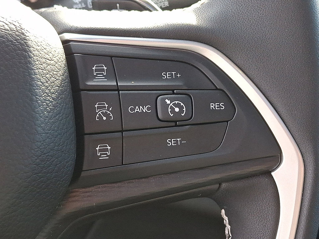 Used 2025 Jeep Grand Cherokee Altitude AWD/4WD image 24