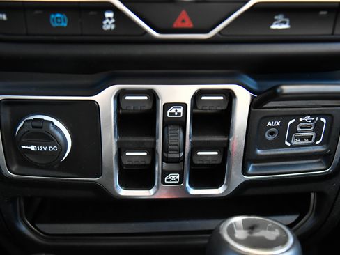 Used 2023 Jeep Wrangler Sahara w/ Cold Weather Group image 28