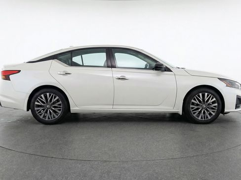 Used 2025 Nissan Altima 2.5 SV image 11