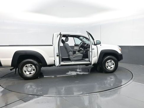 Used 2015 Toyota Tacoma Base image 25