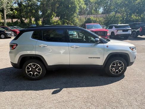 Used 2025 Jeep Compass Trailhawk AWD/4WD image 8