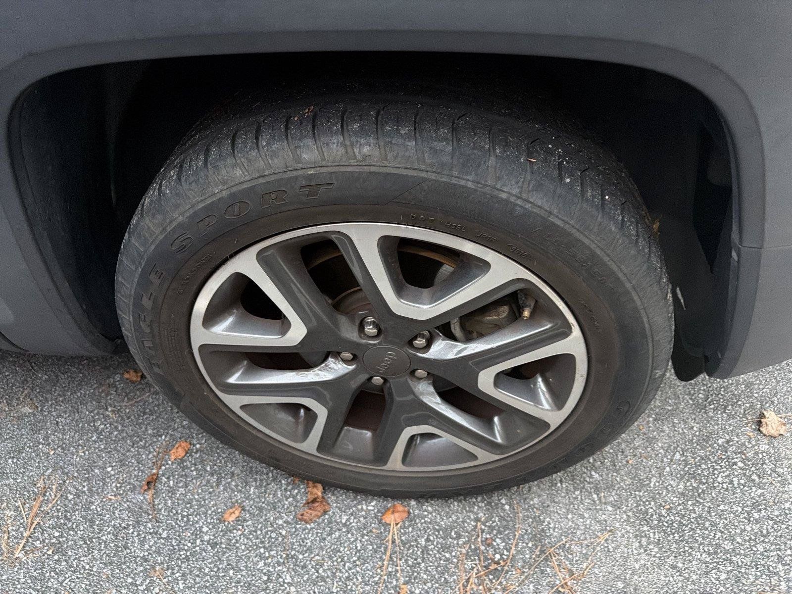 Used 2017 Jeep Renegade Latitude FWD image 9