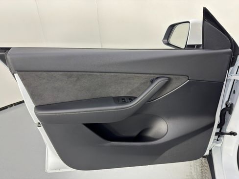 Used 2022 Tesla Model Y Long Range image 42