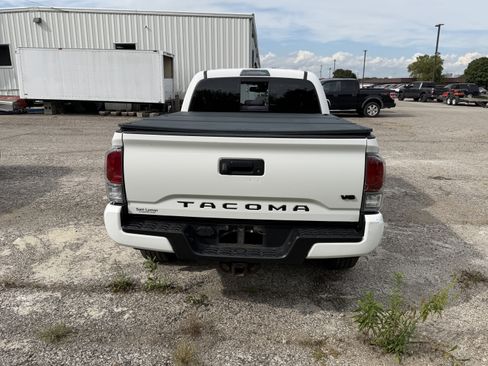 Used 2020 Toyota Tacoma TRD Sport AWD/4WD image 12