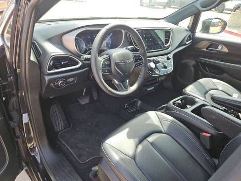 Used 2025 Chrysler Pacifica Select image 13