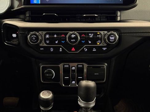 Used 2024 Jeep Wrangler Sahara w/ Safety Group image 28