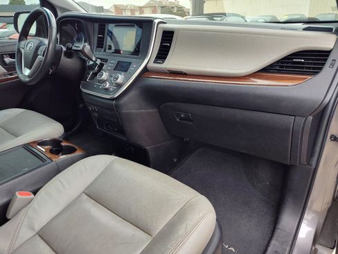 Used 2017 Toyota Sienna Limited Premium FWD image 46