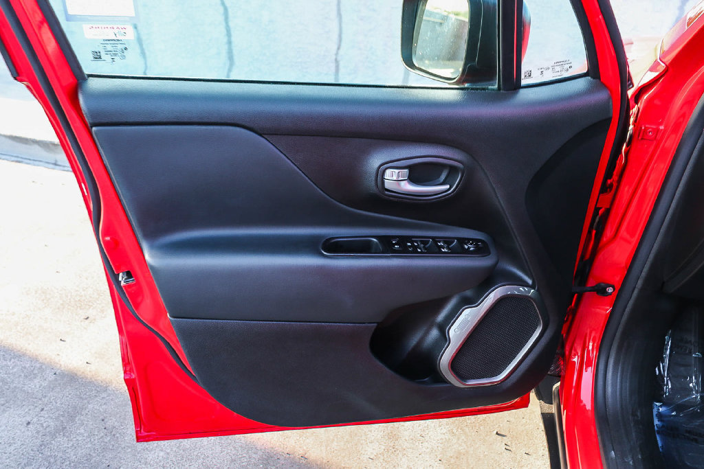 Used 2023 Jeep Renegade Latitude AWD/4WD image 23